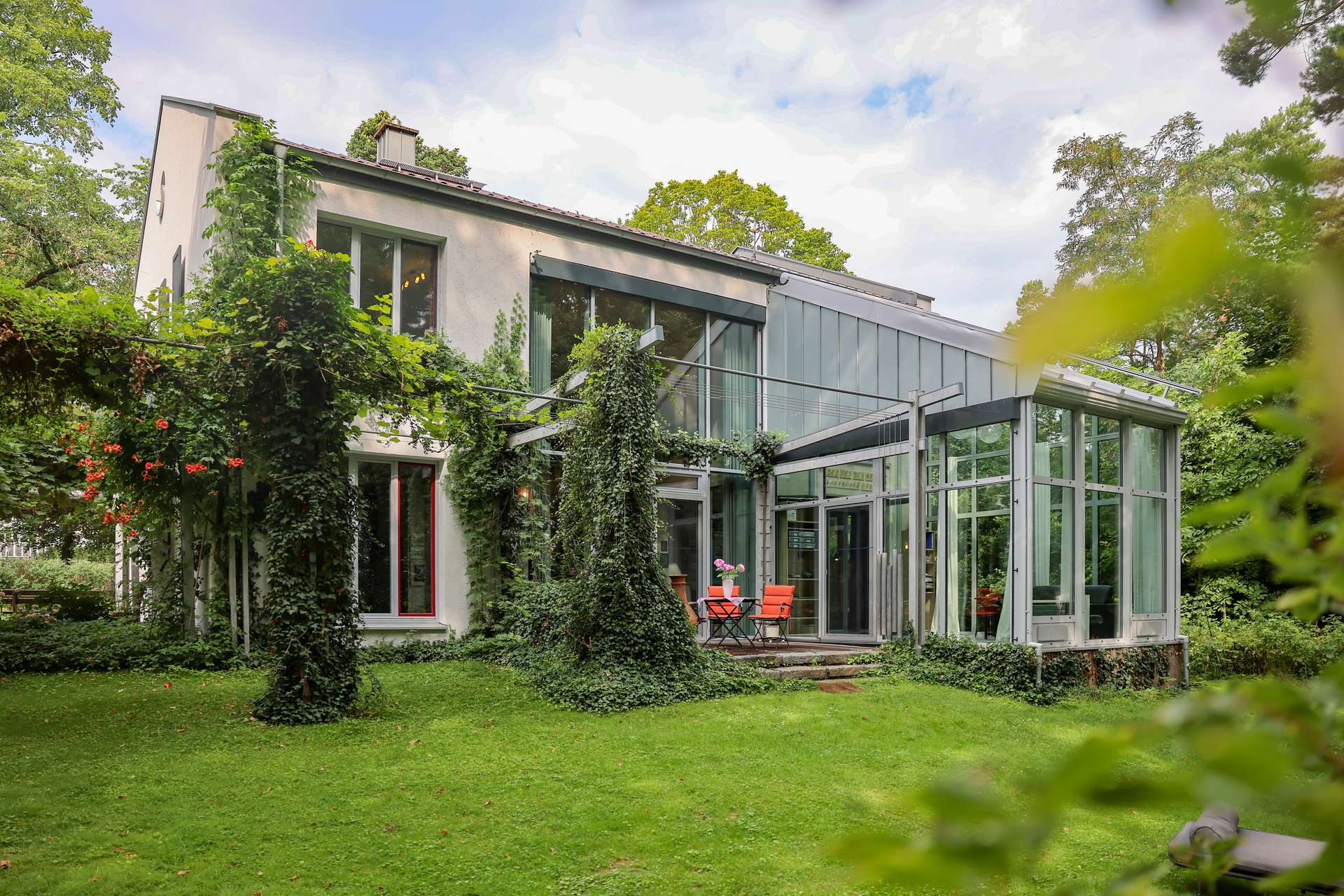 Walk barefoot to the dock — your lakeside cottage on Lake Lankensee in Zernsdorf