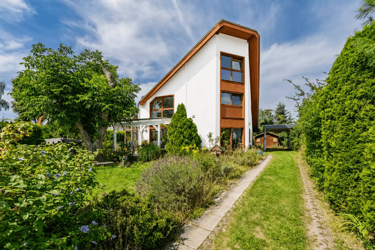 LICHT, RAUM & ARCHITEKTUR MIT CHARAKTER – GROSSZÜGIGES FAMILIENHAUS AM NATURSCHUTZGEBIET MÜHLENFLIEß