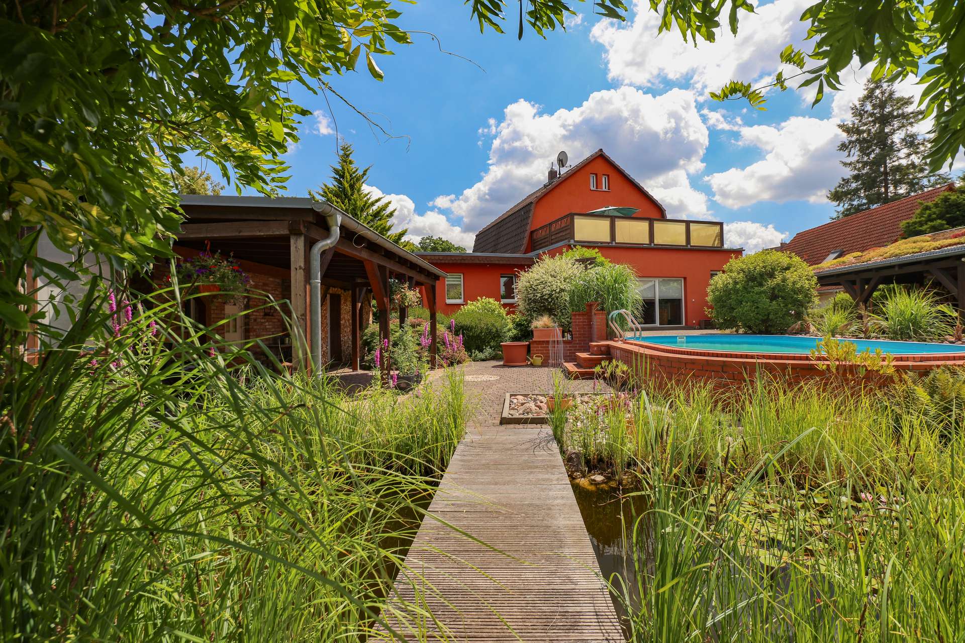 DEIN PRIVATES URLAUBSRESORT - ZWEIFAMILIENHAUS MIT TRAUMGARTEN UND POOL IN FREDERSDORF
