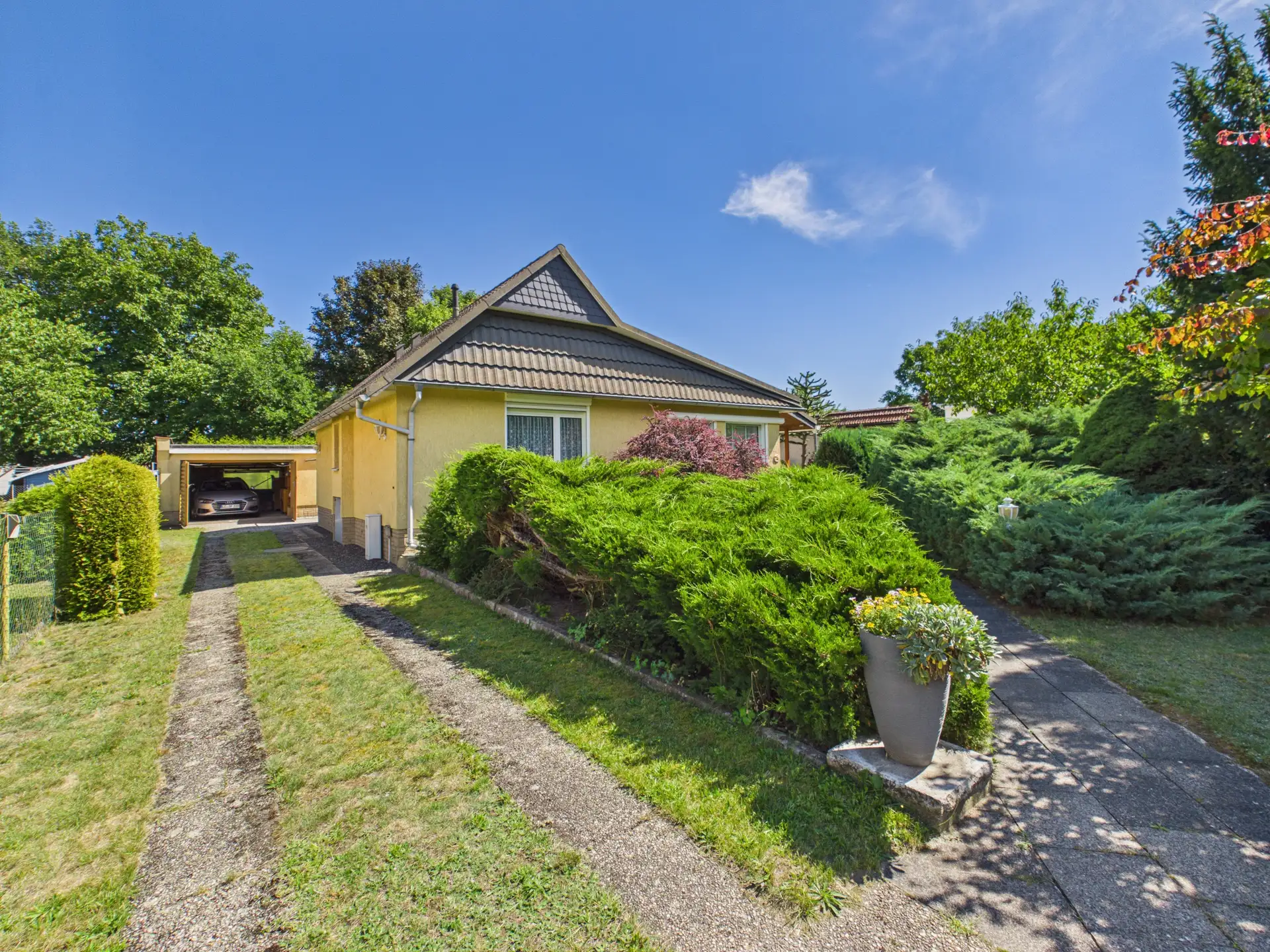 FÜR HEUTE, MORGEN UND SPÄTER – GEPFLEGTER BUNGALOW MIT GRILLPLATZ UND GARAGE