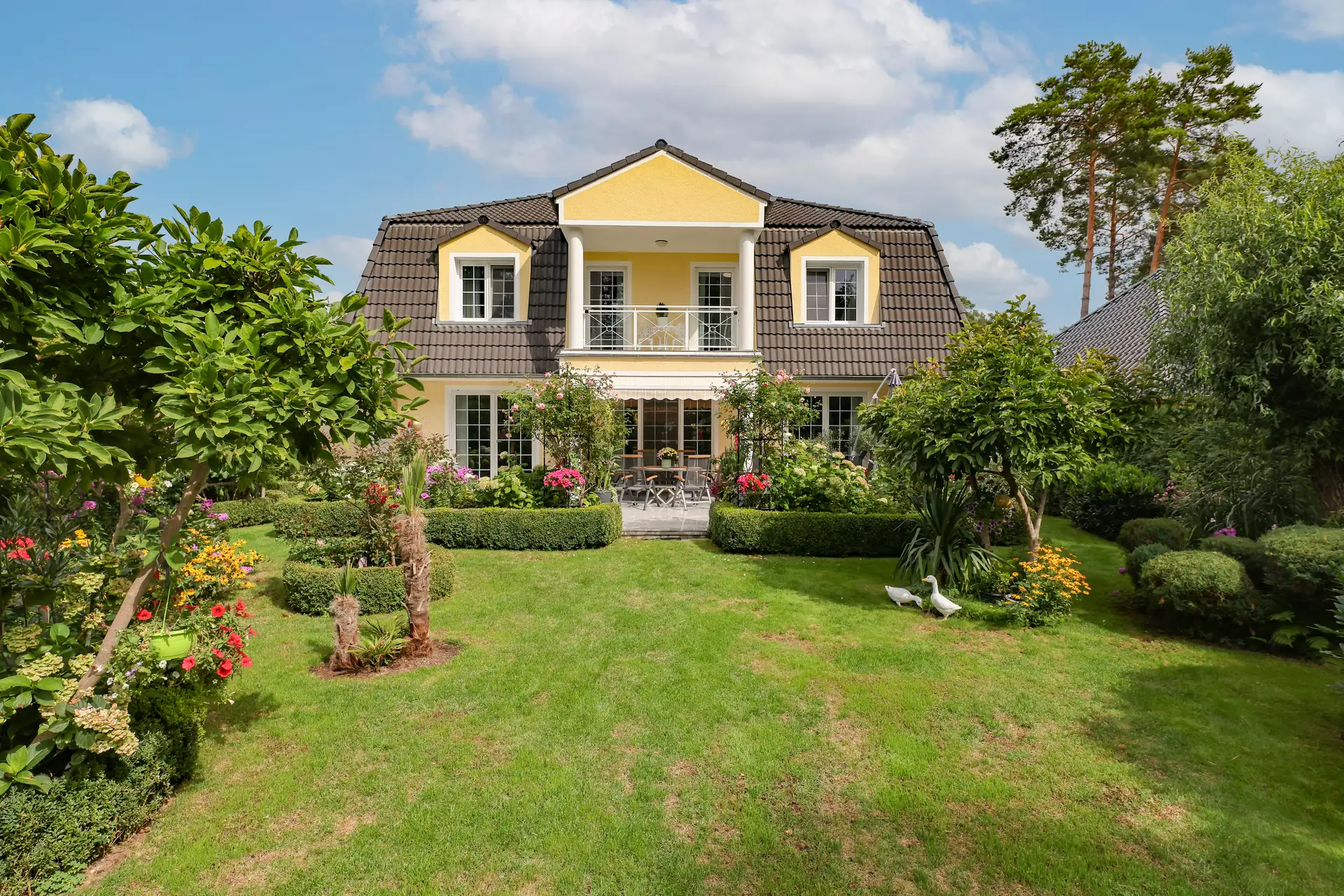 Leben mit Stil und einem Hauch Romantik - Klassische Villa mit prachtvollem Garten in Fichtenwalde
