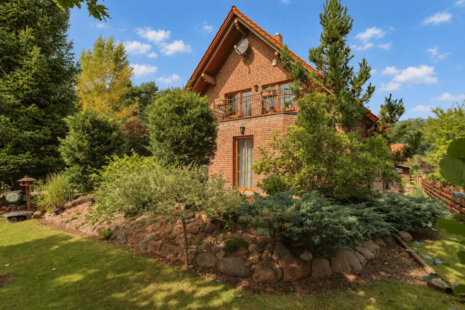 A family home spread over three levels, located in the heart of nature and close to Potsdam and Berlin.